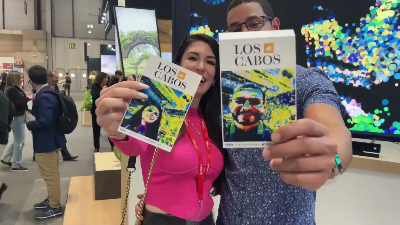 Couple holding their printed portraits at FITUR